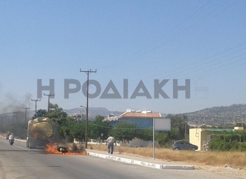 Φλεγόμενο μηχανάκι στο Χαράκι!