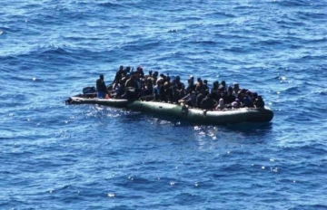 Διασώθηκαν 43 λαθρομετανάστες, που το φουσκωτό τους άρχισε να μπάζει νερά