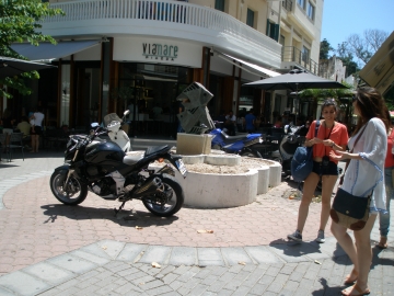 Κινδυνεύουν πεζοί και παιδιά  στους...δήθεν πεζόδρομους