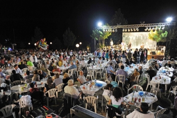 Θρησκευτικά πανηγύρια -  κατάνυξη αλλά και μπουζουκερί