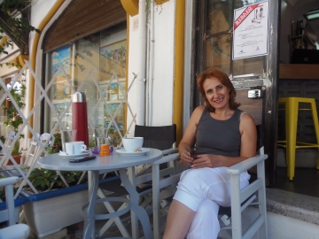 Η Έλενα Αρτζανίδου  παρουσιάζει τις  “Σιωπηλές Σκιές” 