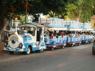 Βρήκε ξανά στους δρόμους του Αφάντου το τρενάκι της ΡΟΔΑ