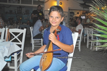 "Μαγεύει" με τη λύρα του  ο δεκάχρονος Παναγιώτης Μαρκάκης! 