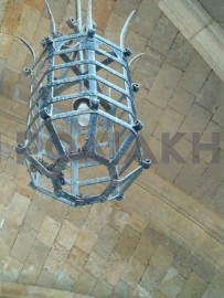 «Φέρτε ανυψωτικό να καθαρίσουμε εμείς τα φωτιστικά»