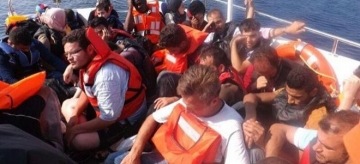 Ηurriyet: Τα μαγαζιά στη Σμύρνη πουλάνε σωσίβια σε μετανάστες, για να φτάσουν στην Ελλάδα
