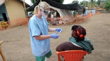Παραδοχή σοκ από τους Γιατρούς Χωρίς Σύνορα: Εκτός ελέγχου ο ιός Έμπολα