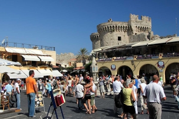 Σε υψηλούς ρυθμούς παραμένει  η τουριστική κίνηση στο νησί