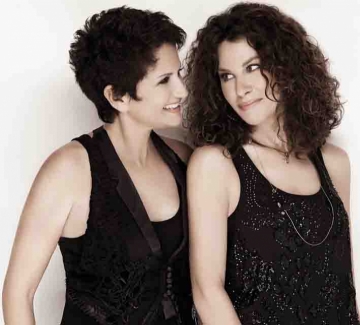 Άλκηστις Πρωτοψάλτη και  Ελευθερία Αρβανιτάκη  σήμερα στη Ρόδο