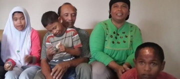 Βρήκαν ζωντανό το γιο τους 10 χρόνια μετά το τσουνάμι του 2004