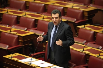 Δωρεάν φαρμακευτική περίθαλψη σε οφειλέτες του ΟΑΕΕ, ζητάει ο Μάνος Κόνσολας
