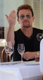 Ο Bono των U2 για διακοπές στην Πάτμο