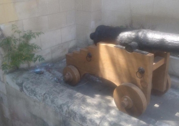 Άδεια μπουκάλια νερού... γύρω από το κανόνι