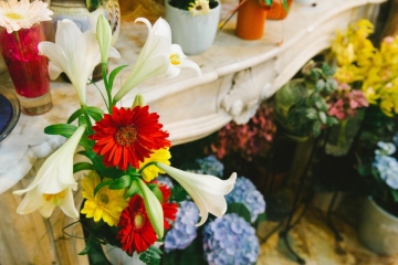 Πλανόδιοι πωλούσαν λουλούδια  έξω από ανθοπωλείο