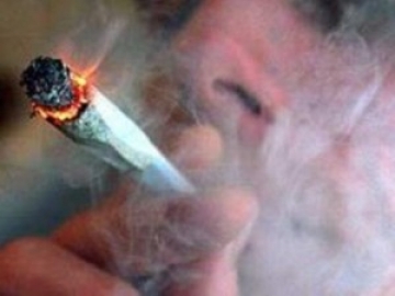 Εντοπίστηκε 17χρονος με... τσιγαριλίκι - Σύλληψη της μητέρας του για παραμέληση ανηλίκου
