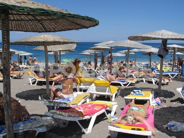 Αμερικανοί και Ρώσοι οι πιο «γαλαντόμοι» τουρίστες