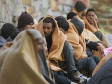 Έσκισαν το φουσκωτό και έπεσαν στη θάλασσα για να τους σώσουν!