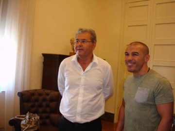 Ένας πρωταθλητής του kick boxing «εισέβαλε» στο γραφείο του δημάρχου