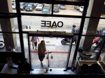Σε αναβρασμό οι ελεύθεροι επαγγελματίες από τις εισπρακτικές τακτικές του ΟΑΕΕ