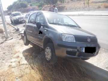 Τροχαίο ατύχημα στο Λαδικό – Όχημα «καβάλησε» τις προστατευτικές μπάρες