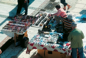 Εκατοντάδες είδη παραεμπορίου κατασχέθηκαν στα νησιά μας