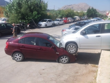 Ρόδος: Ξέχασε να βάλει χειρόφρενο και ιδού το αποτέλεσμα!