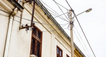 Έπαθε ηλεκτροπληξία ενώ… ουρούσε δίπλα από ένα φανοστάτη