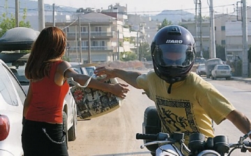 «Τσαντάκηδες» επιτέθηκαν σε τουρίστρια στο Φαληράκι
