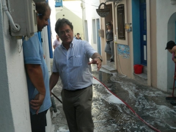 Έπιασε δουλειά ο δήμαρχος Νισύρου: Έπλυνε τους δρόμους του νησιού