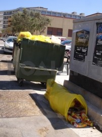 Σε... σκουπιδότοπο έχει μετατραπεί η πλατεία Χαρίτου
