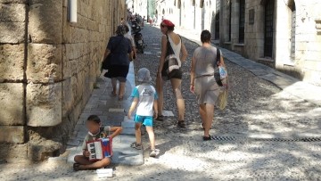 Οδός βρωμιάς, λακκουβών  και επαιτών έγινε η Ιπποτών!