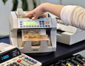 Στο… απόσπασμα τραπεζικός υπάλληλος για πενήντα ευρώ!