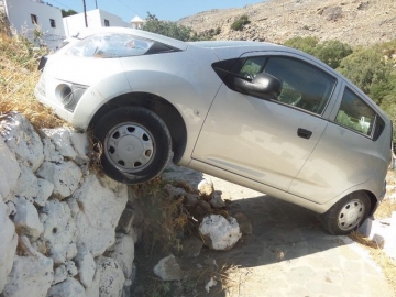 Κι άλλος τουρίστας ξέχασε να βάλει χειρόφρενο κι ιδού το αποτέλεσμα