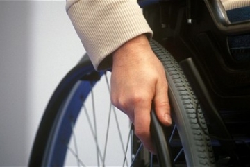 Παράδοση αναπηρικού αμαξιδίου στο Σύλλογο «Ελπίδα»