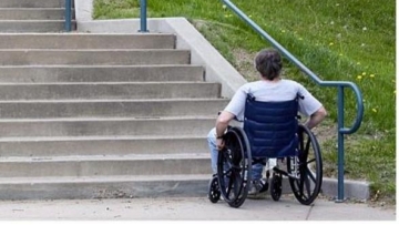 «Τις πόρτες τους έκλεισαν τα ΕΛΤΑ Ρόδου στα άτομα με αναπηρία»