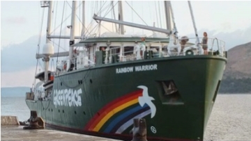 Πιάνει λιμάνι στη Ρόδο το πλοίο της Greenpeace