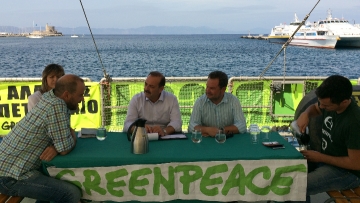 To πλοίο της Greenpeace επισκέφτηκε ο Φώτης Χατζηδιάκος