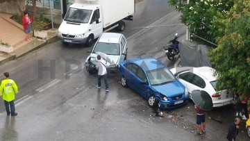 Νέο τροχαίο ατύχημα πριν από λίγο στην οδό Παπαλουκά (φωτορεπορτάζ)