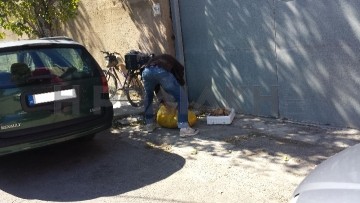 Στην ευημερούσα Ρόδο, άνθρωποι ψάχνουν στα σκουπίδια!