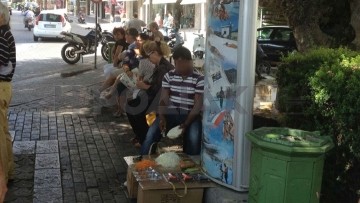 Υπαίθρια επίδειξη μαχαιριών σε στάση... λεωφορείου