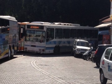 «Φράκαρε» το λεωφορείο λόγω παράνομου παρκαρίσματος