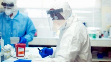 «Πορτοκαλί» συναγερμός για τον Έμπολα: Προληπτικά μέτρα στα αεροδρόμια