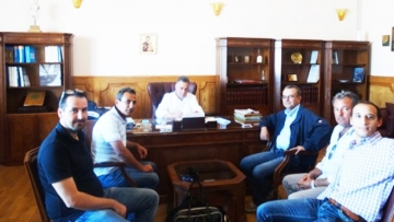 Ο Κυρίτσης υπέγραψε τη σύμβαση για την τοποθέτηση χλοοτάπητα στο γήπεδο της Καρδάμαινας