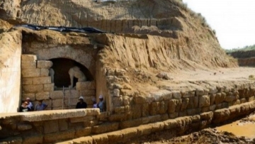 Αμφίπολη: Σκάβουν με τα χέρια  πίσω από τον τρίτο θάλαμο - Με πινέλο καθαρίζουν το χώμα