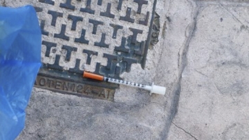 Πεταμένη σύριγγα στον κεντρικό δρόμο της Κρεμαστής