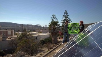 H Greenpeace τοποθέτησε φωτοβολταϊκά σε σπίτια στη Θολό και την Κατταβιά