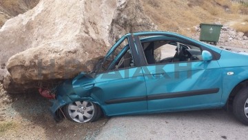 Βράχος καταπλάκωσε στην Κάρπαθο αυτοκίνητο δίπλα σε σχολείο!