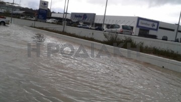 Ποτάμια έγιναν οι δρόμοι στη Ρόδο από την αποψινή νεροποντή