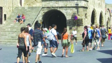 Πολλοί τουρίστες αλλά στασιμότητα στα έσοδα