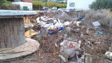 Γεμάτη μπάζα και σκουπίδια η οδός Ευρυδίκης