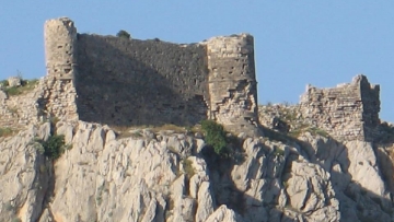 Καταρρέουν και τα τείχη του κάστρου Φερακλός